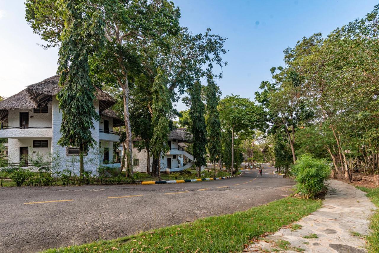 Safari Beach Hotel Diani Beach Bagian luar foto