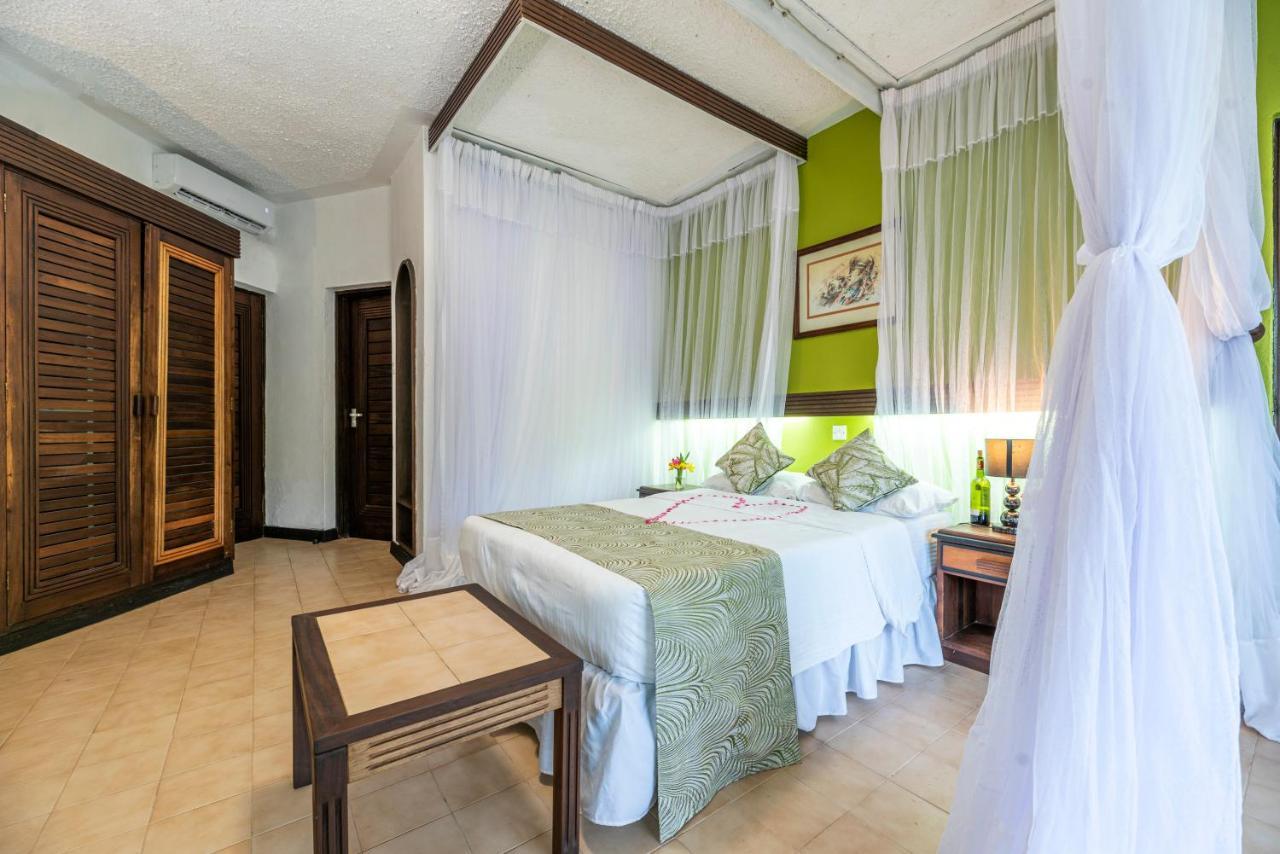 Safari Beach Hotel Diani Beach Bagian luar foto